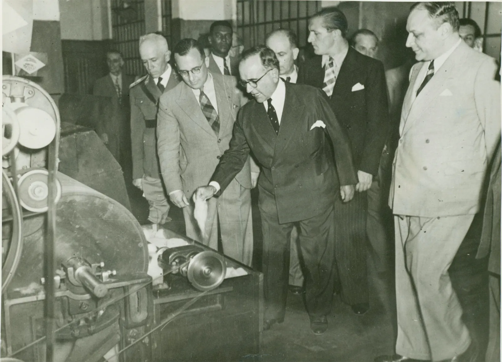 visita-de-getúlio-vargas-e-ademar-de-barros-à-fábrica-de-tecidos-tatuapé_decada-40