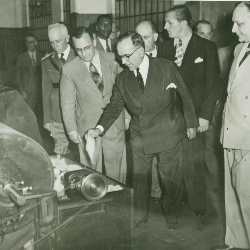 visita-de-getúlio-vargas-e-ademar-de-barros-à-fábrica-de-tecidos-tatuapé_decada-40